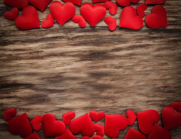 Coeurs rouges sur un fond en bois — Photo