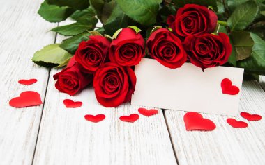 Kırmızı gül ve tebrik kartı