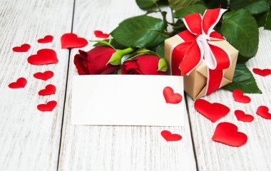 Kırmızı gül ve tebrik kartı