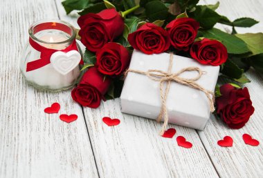 Kırmızı güller ve hediye kutusu