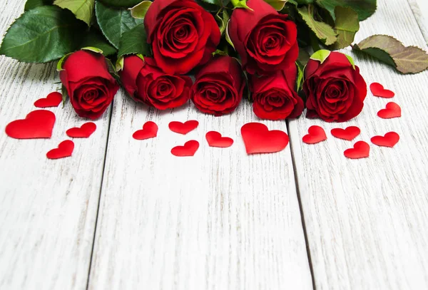 Rosa roja y corazones — Foto de Stock