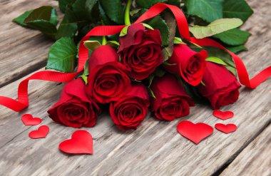kırmızı gül ve kalp