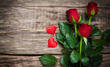 kırmızı gül ve kalp