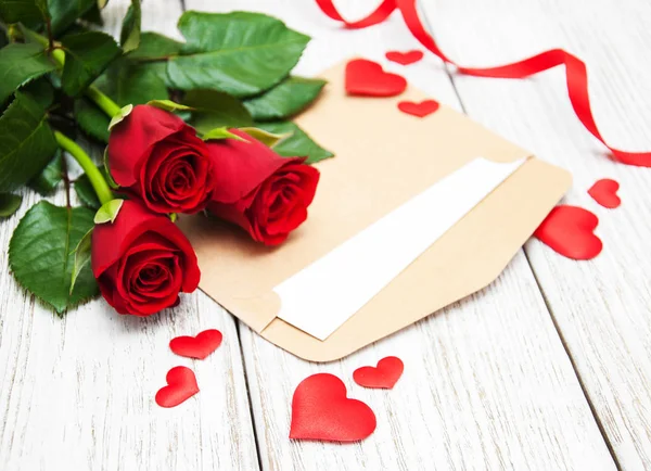 Rose rosse e biglietto di auguri — Foto Stock