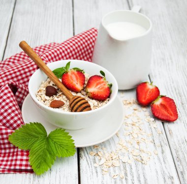 çilek ile müsli