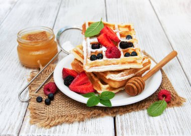 Waffle taze çilek ile