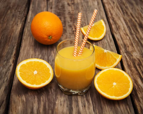 Ett glas apelsinjuice — Stockfoto