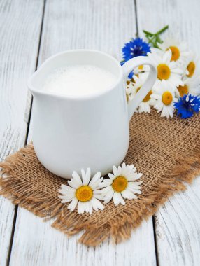 süt ve kır çiçeği ile sürahi