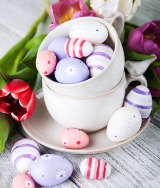 Paskalya yumurtaları ve laleler