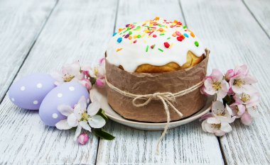 Paskalya ekmek ve yumurta