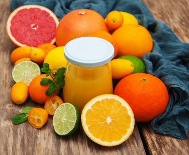 Kavanoz suyu ve taze narenciye meyve 