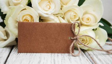 Etiketi ile beyaz güller