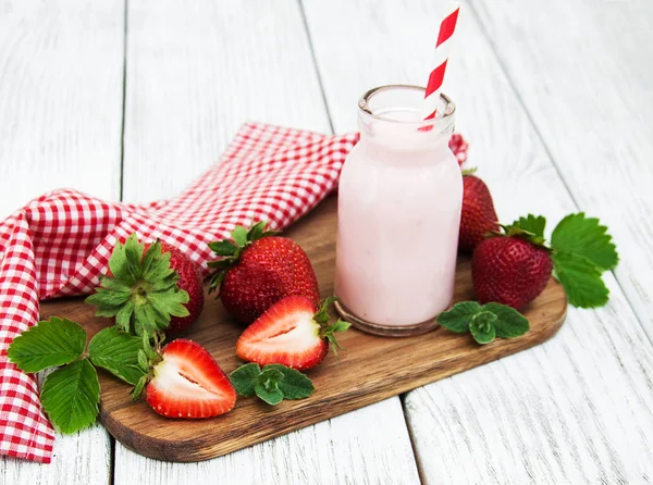 Joghurt mit frischen Erdbeeren — Stockfoto