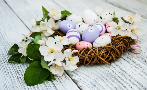 Huevos de Pascua y flor de manzana — Foto de Stock