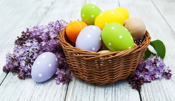 イースターの卵と新鮮なライラック色の花 — ストック写真