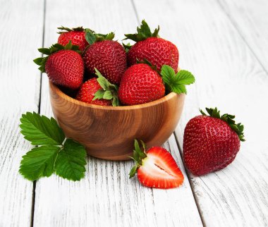 ahşap masa üzerinde olgun çilek