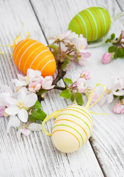Пасхальные яйца с цветами — стоковое фото