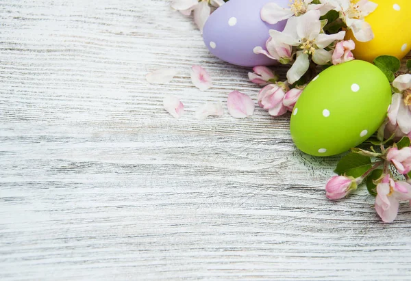 Uova di Pasqua con fiore — Foto Stock