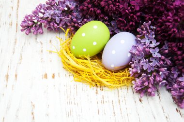 Paskalya yumurtaları ve taze leylak çiçekler