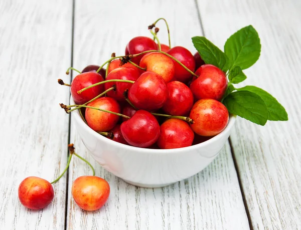 Tigela com cereja doce alegre — Fotografia de Stock