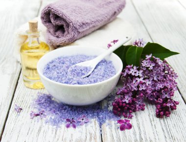 Eflatun çiçekler ile Spa ayarı