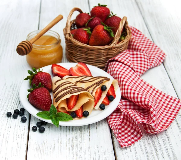 Crêpes aux fraises et sauce au chocolat — Photo