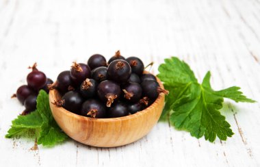 Siyah frenk üzümü ile kase