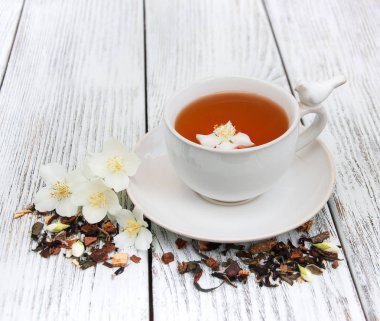 Yasemin çiçekli bir fincan çay.