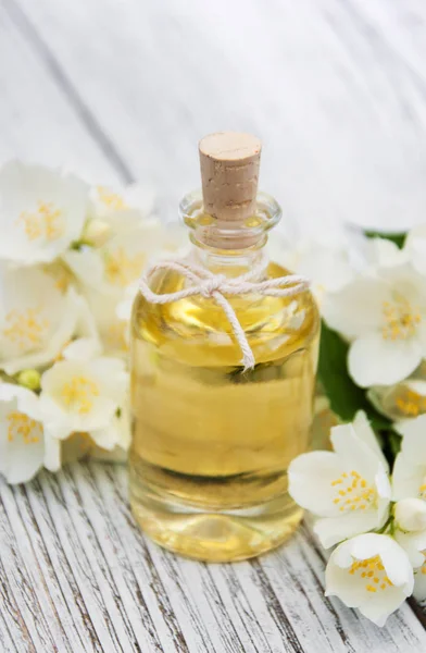Aceite de masaje con flores de jazmín —  Fotos de Stock