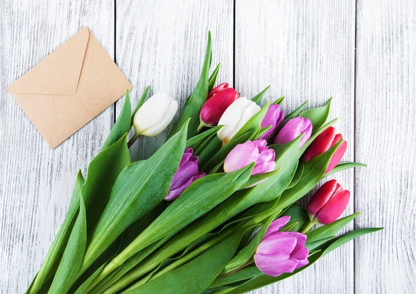 Bouquet di tulipani e busta — Foto Stock