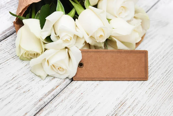 White roses with tag — Stock Photo, Image