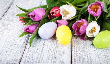 Paskalya yumurtaları ve laleler