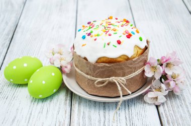 Paskalya ekmek ve yumurta