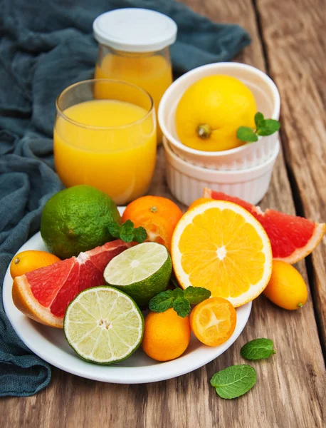 Juice och färska citrusfrukter — Stockfoto