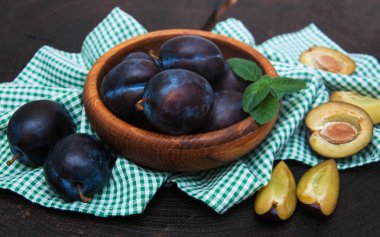 Erik yeşil yaprakları ile ile kase