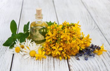 St. John özütüyle dolu bir şişe.