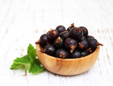 Siyah frenk üzümü ile kase