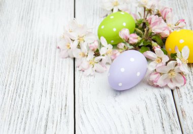 Paskalya yumurtaları ve elma çiçeği