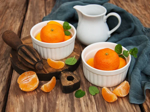 Tangerinas e juicer velho — Fotografia de Stock