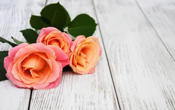 Ahşap arka planda pembe güller