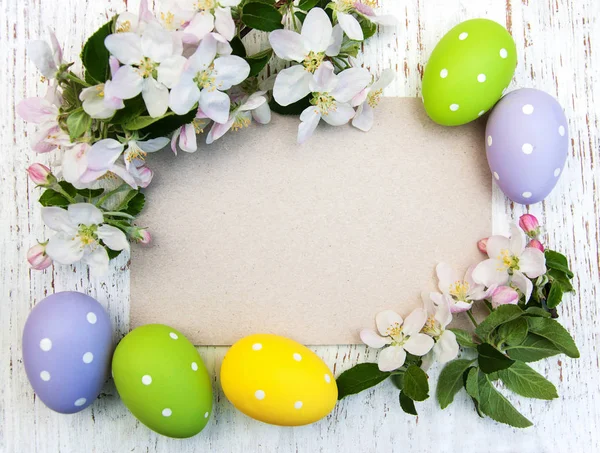 Huevos de Pascua y tarjeta de felicitación — Foto de Stock
