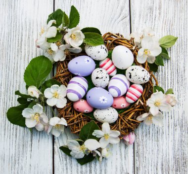 Paskalya yumurtaları ve elma çiçeği