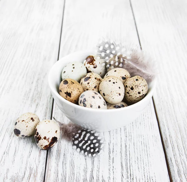Tigela com ovos de codorna frescos — Fotografia de Stock