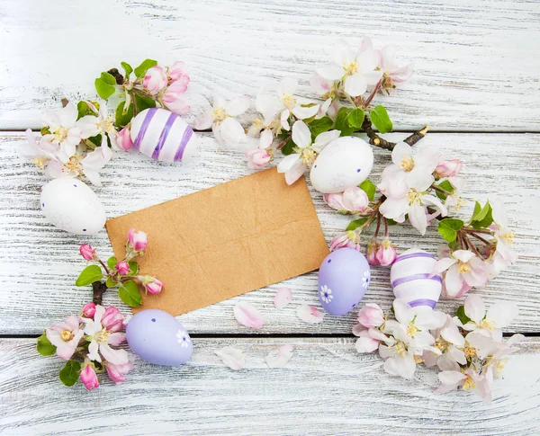 Paskalya yumurtaları ve tebrik kartı — Stok fotoğraf