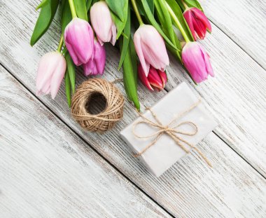 Bahar Lale çiçek ve hediye kutusu