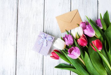 Lale buketi ve hediye kutusu