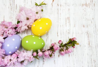 Paskalya yumurta ve kiraz çiçeği