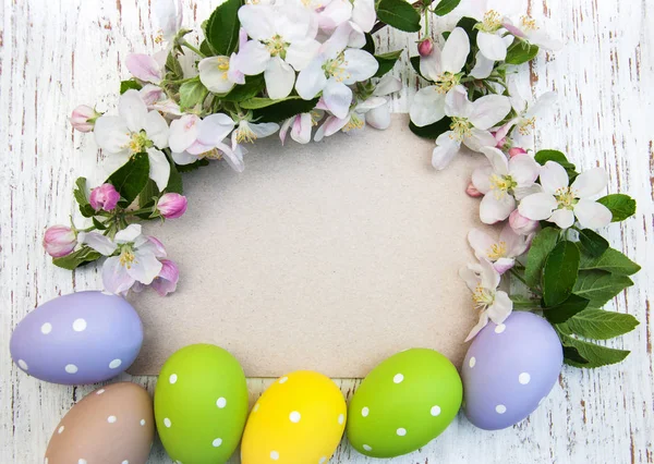 Huevos de Pascua y tarjeta de felicitación — Foto de Stock