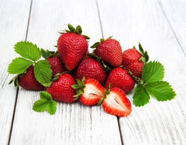 ahşap masa üzerinde olgun çilek