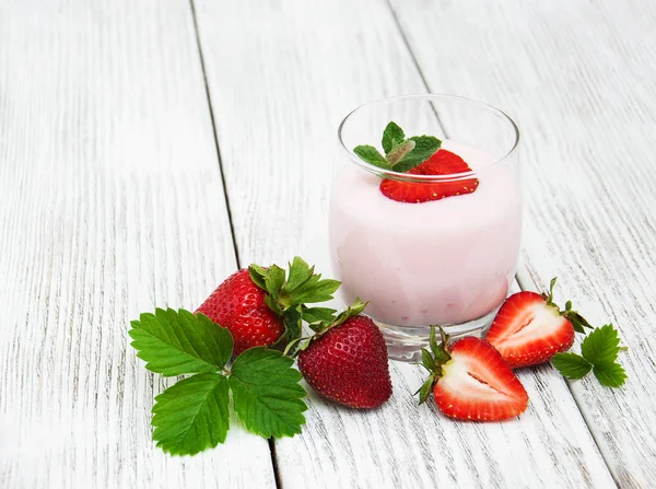 Yoghurt met verse aardbeien — Stockfoto